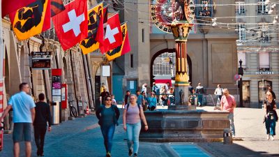 İsviçre'de halk referandum için sandık