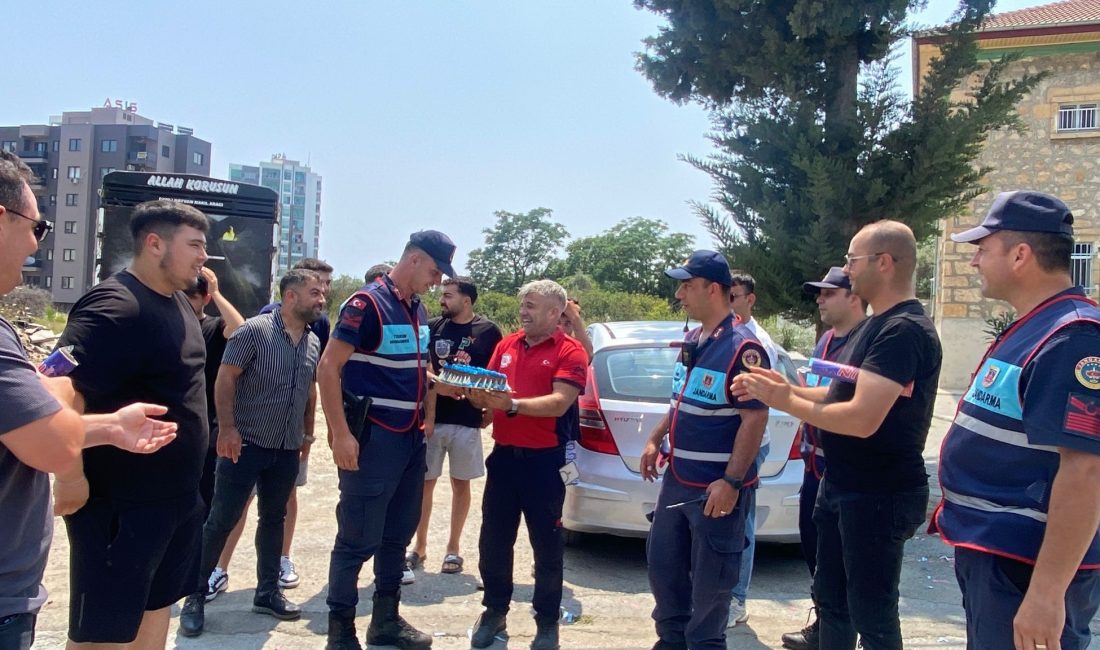 Mersin’de itfaiyeciler ve gençler,