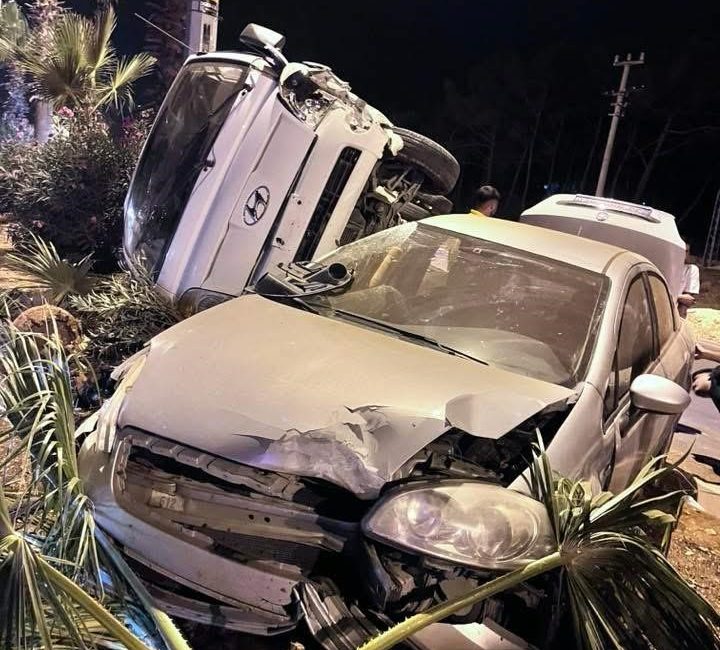  Kamyonet ile otomobil