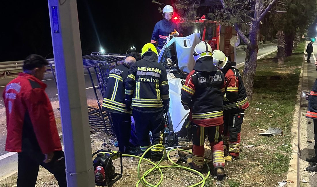 Mersin'in Erdemli ilçesinde devrilen