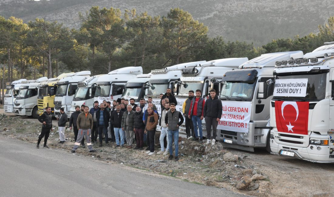 Mersin'in Silifke ilçesinde kamyoncular,