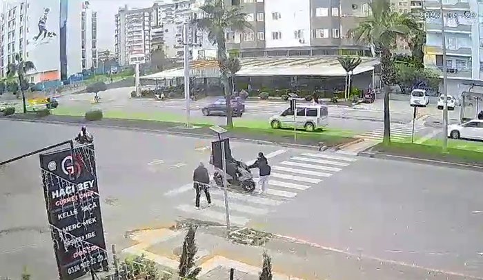 Mersin'de motokuryenin yaya geçidinden