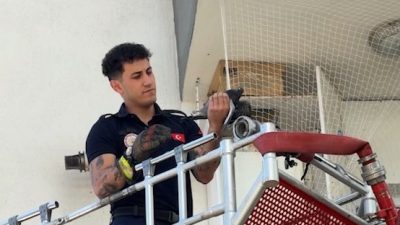 Mersin’de bir apartmanın balkonuna kuşların