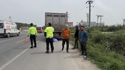 Mersin'de park halindeki kamyona çarpan
