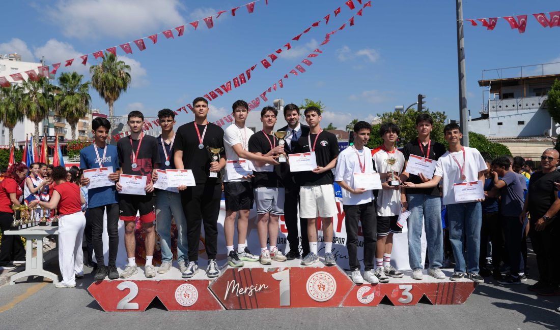 TARSUS’TA 19 MAYIS COŞKUSU, GENÇ SPORCULAR ÖDÜLLENDİRİLDİ
