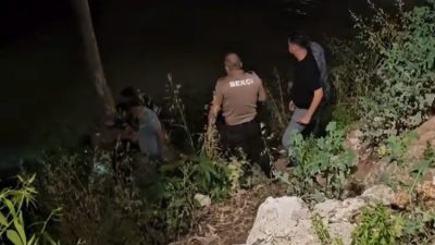 Mersin'in Silifke ilçesinde ırmakta sürüklenen